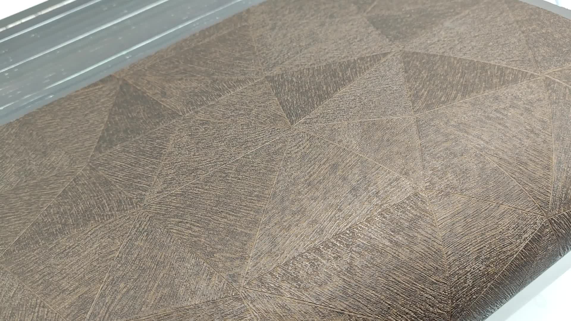 Csokibarna vinyl tapéta anyagában mintás geometrikus mintával