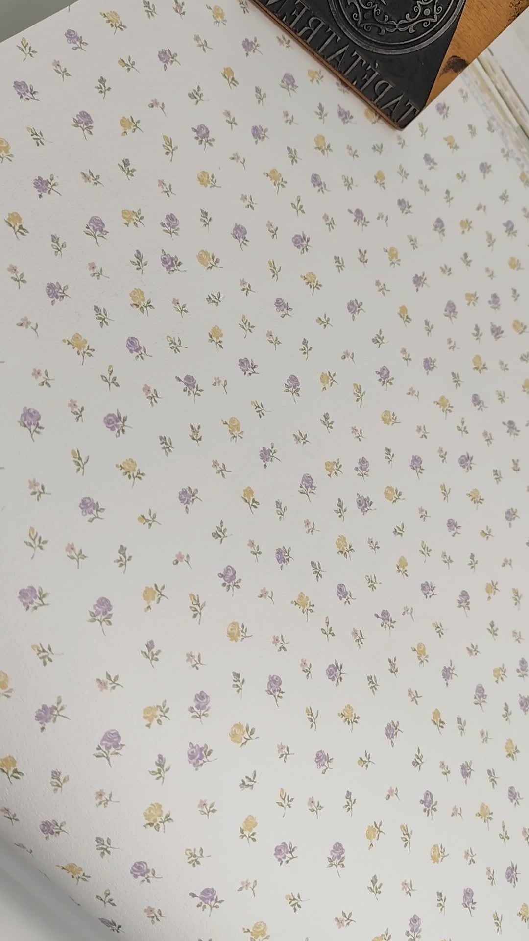 Apró lila és sárga provanc virág mintás design tapéta