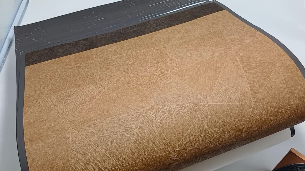 Barna dekor tapéta anyagában geometrikus mintával