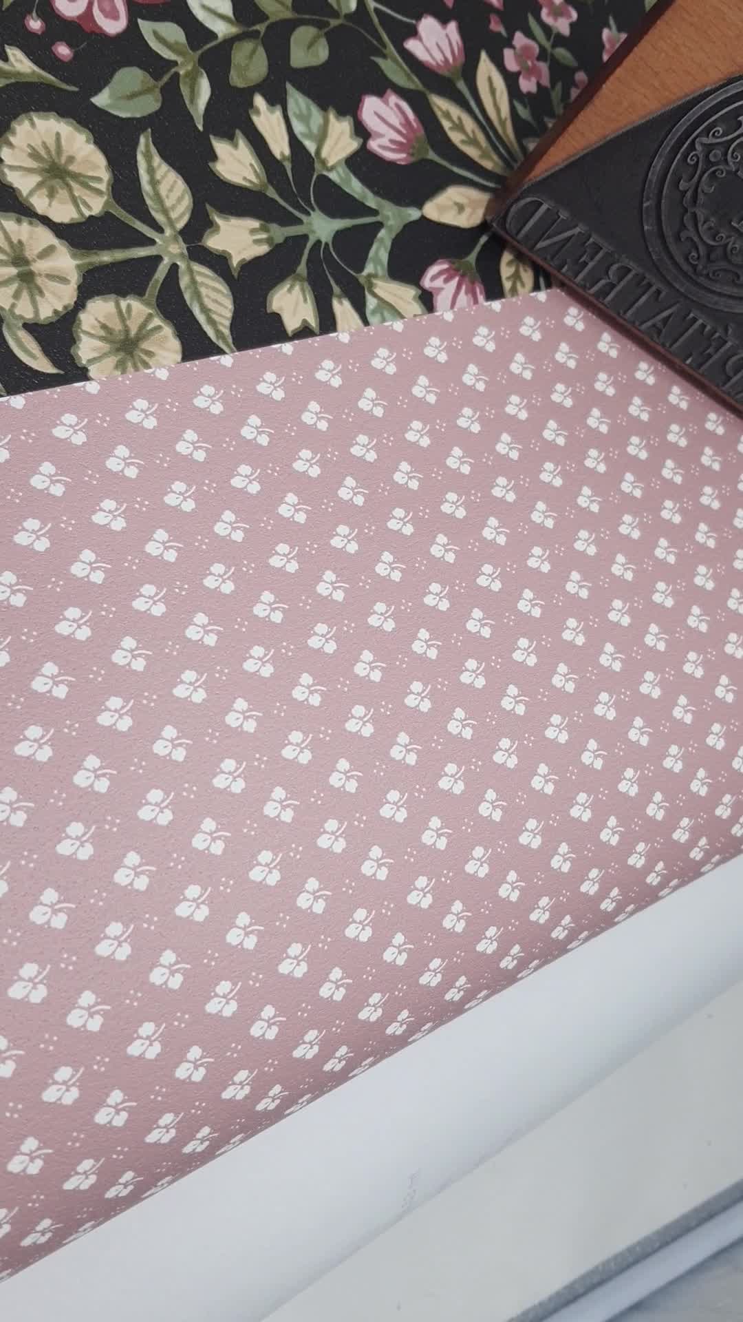 Apró vintage mályva alapon fehér levél mintás design tapéta