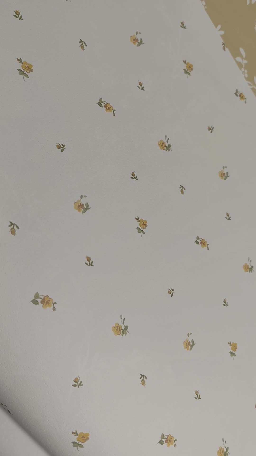 Fehér alapon apró sárga virág mintás design tapéta