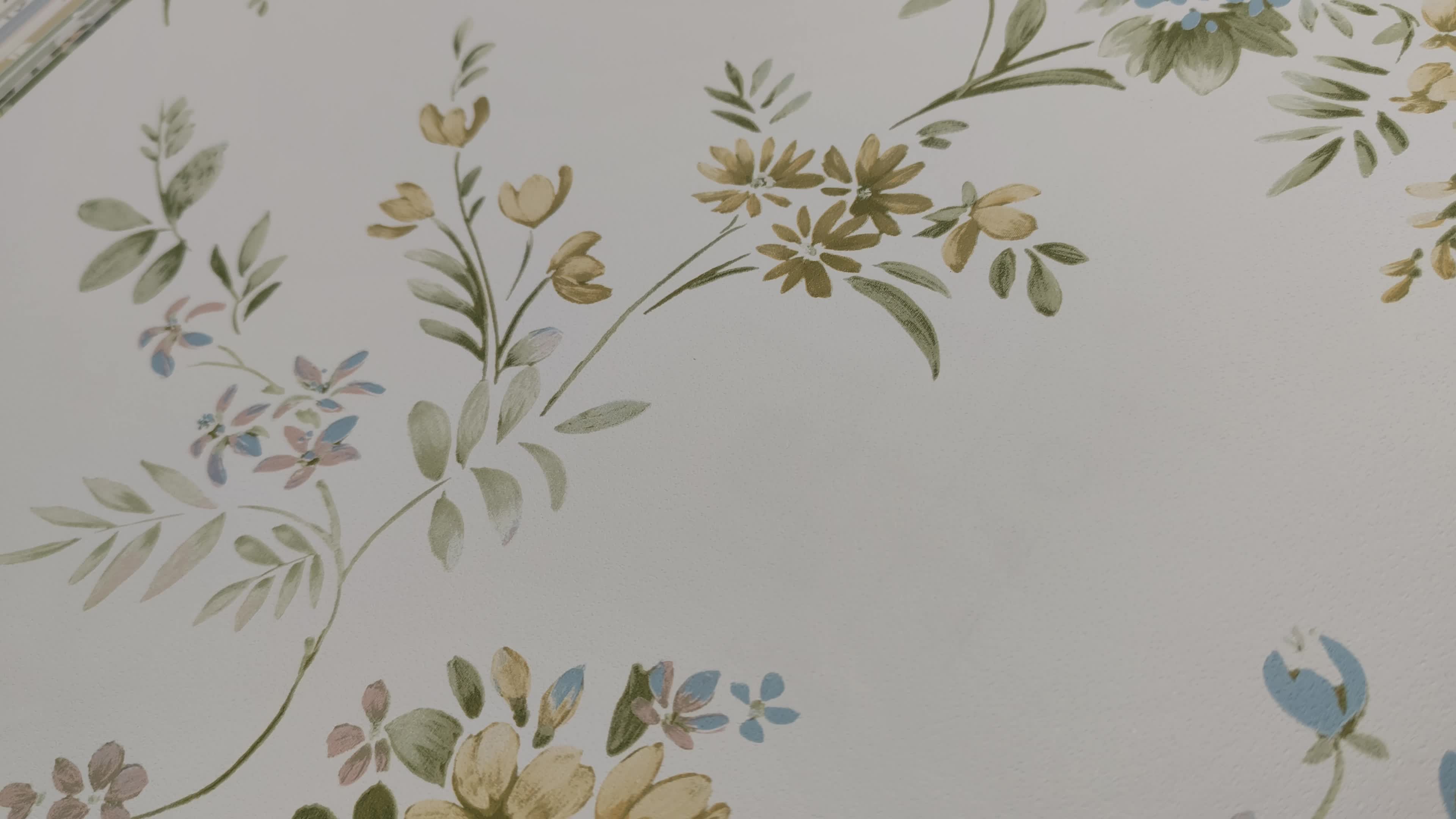 Romantikus fehér alapon virág és levél mintás design tapéta
