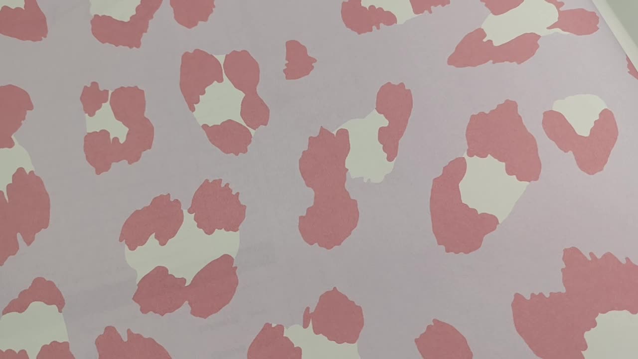 Design tapéta rózsaszín bohém csajos leopárd foltos mintával