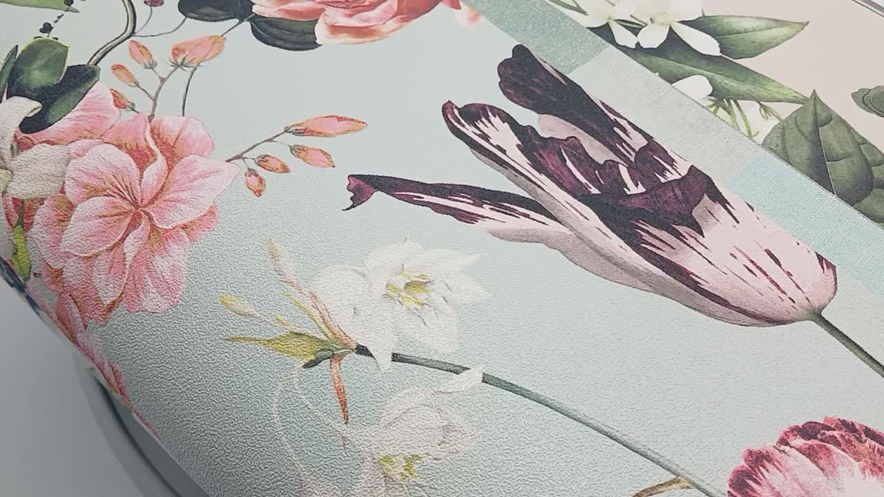 Virágmintás vinyl tapéta halványkék alapon színes romantikus virágos mintával