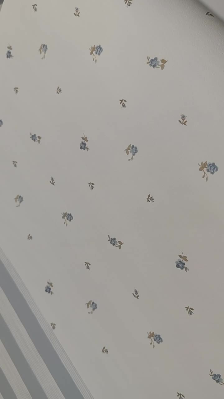 Fehér alapon apró kék virág mintás design tapéta