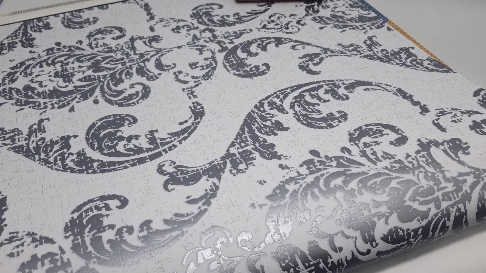 Krém alapon ezüst barokk mintás design tapéta