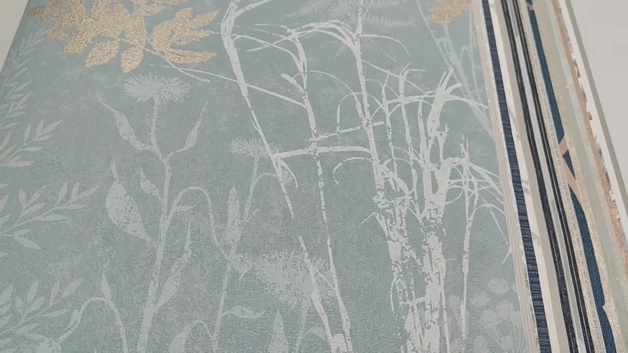 Halványkék erdei mezei virágmintás design tapéta