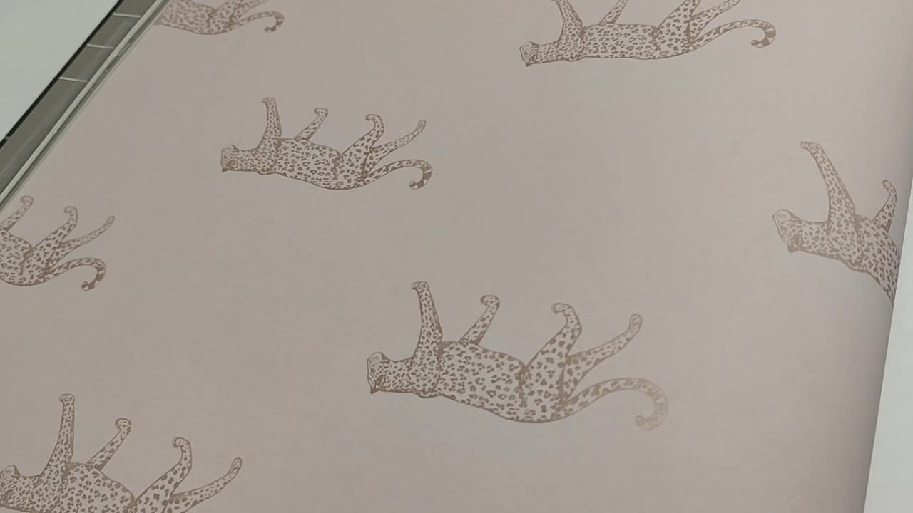 Elegáns púder rózsaszín alapon arany párduc mintás design tapéta