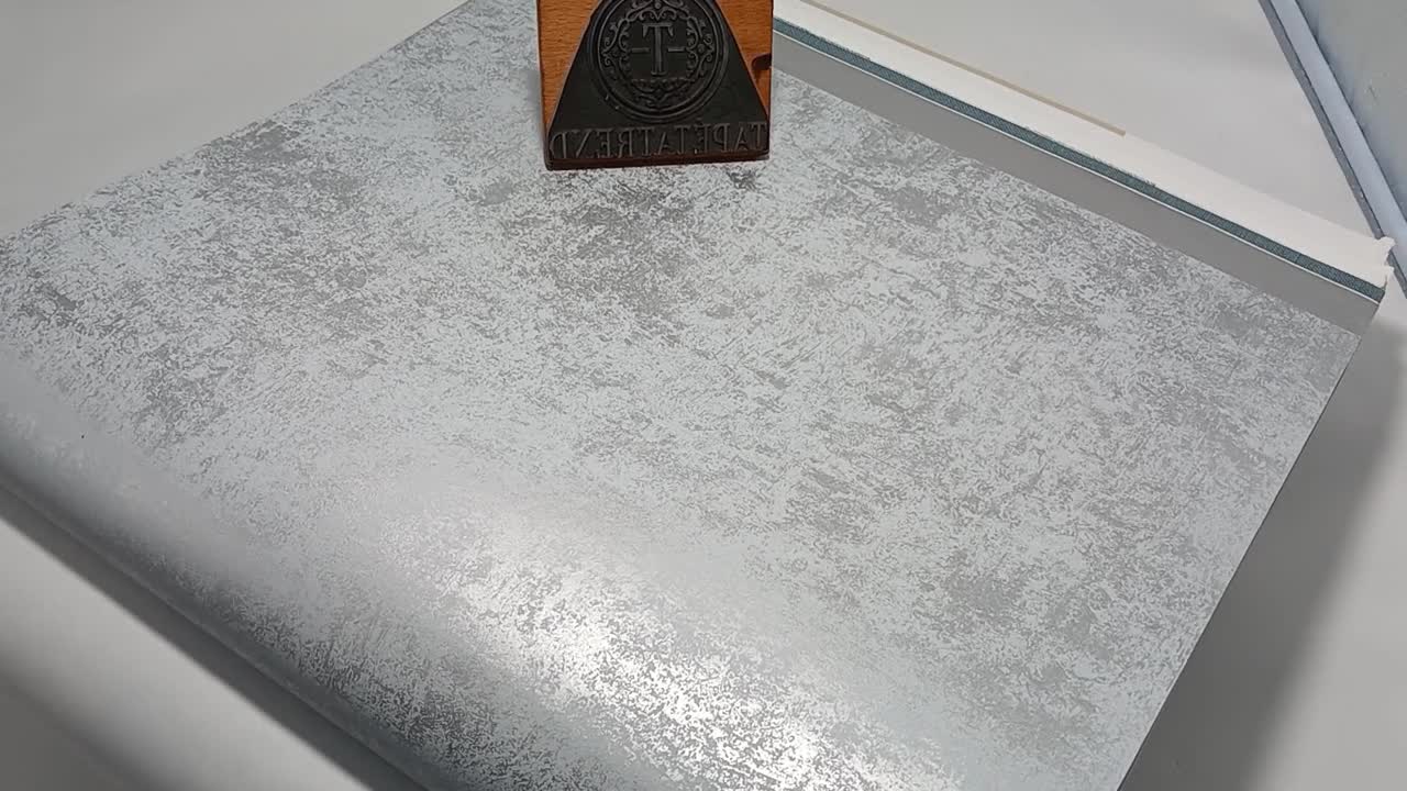 Metál ezüst vlies tapéta koptatott mintával