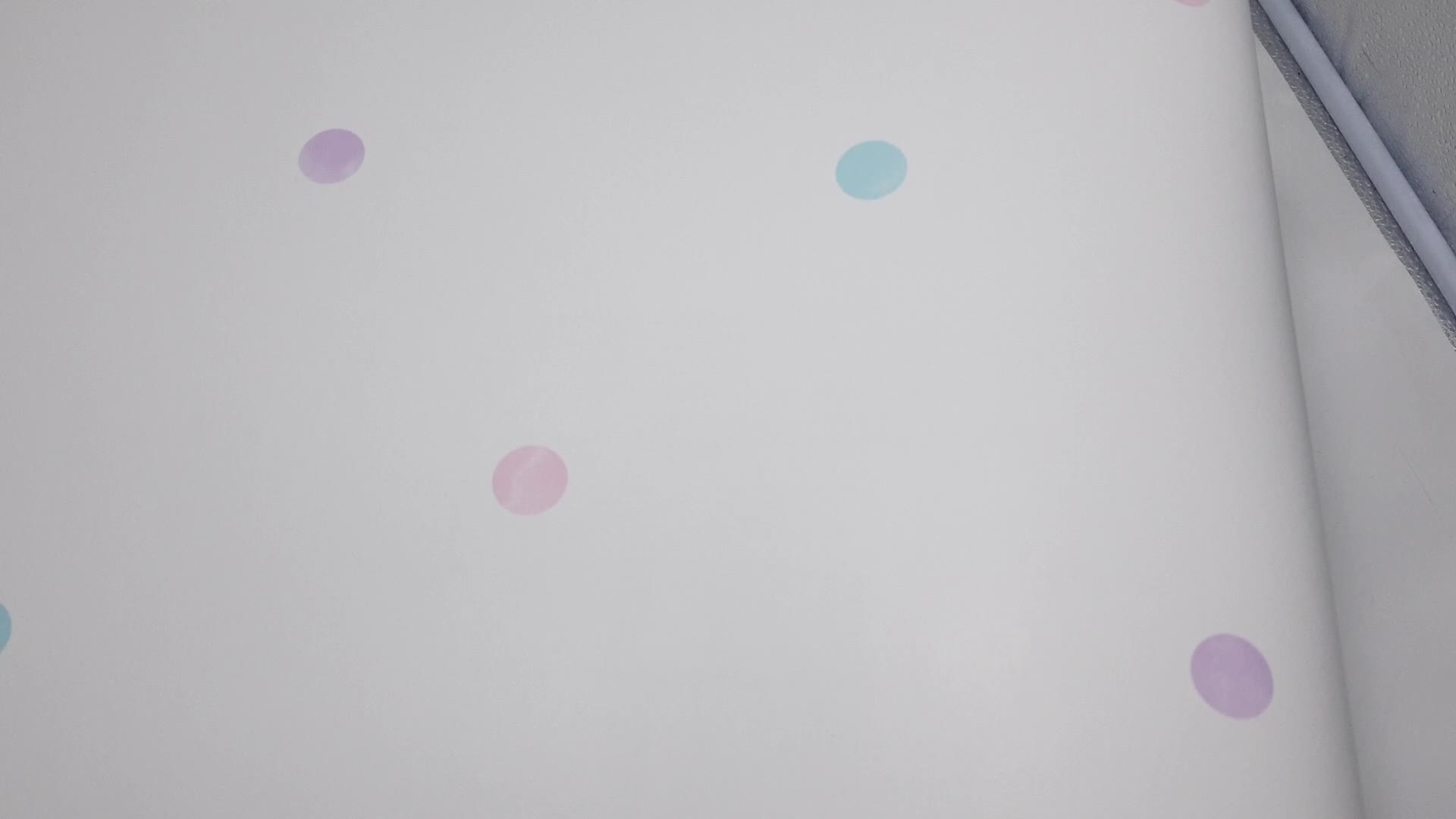 Többszínű pöttyös mintás gyerek design tapéta