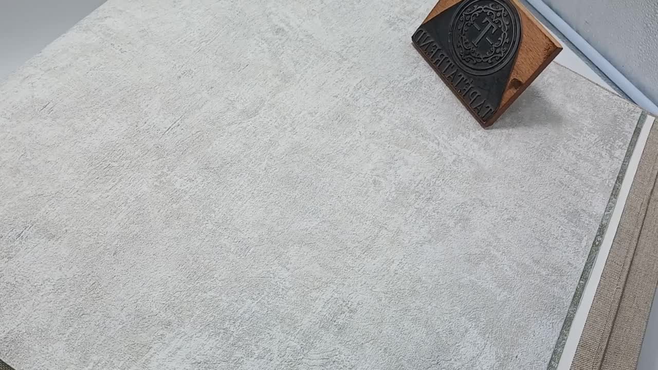 Szürke batonhatású vlies tapéta PVC mentes