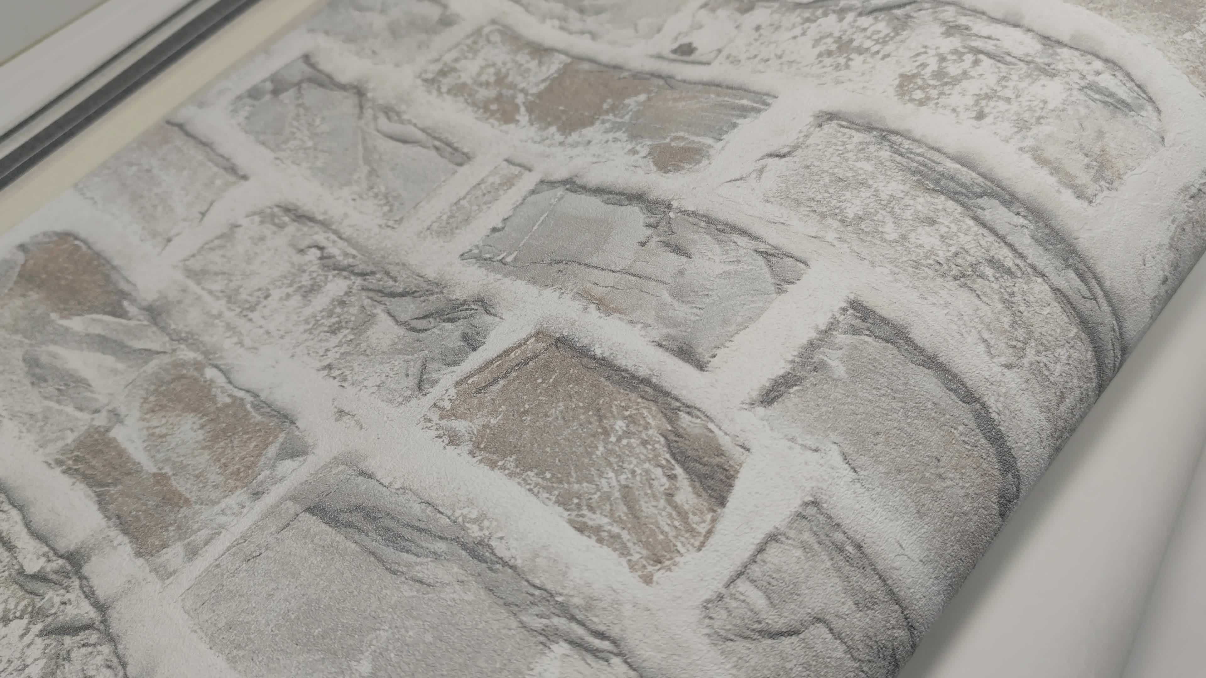 Téglamintás vlies dekor tapéta szürkés barnás színekkel