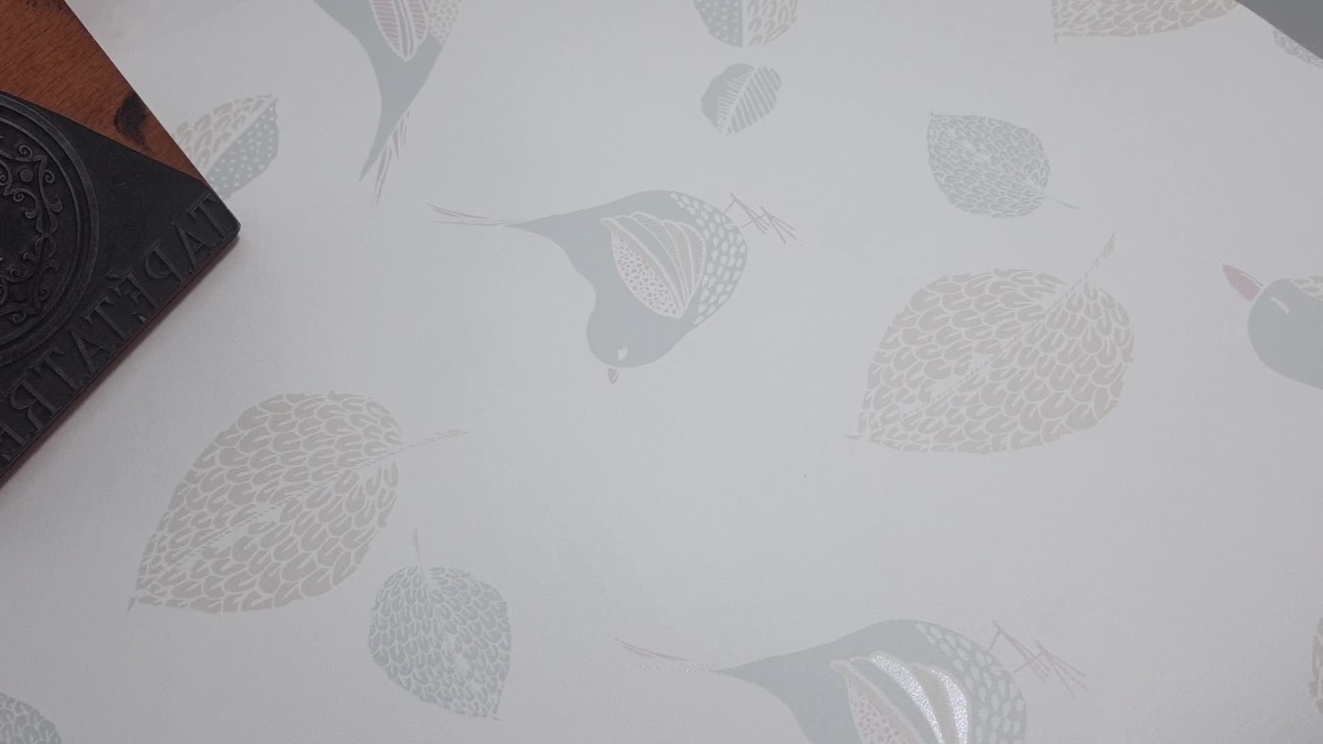 Beige és szürke madár és levél mintás gyerek desig tapéta