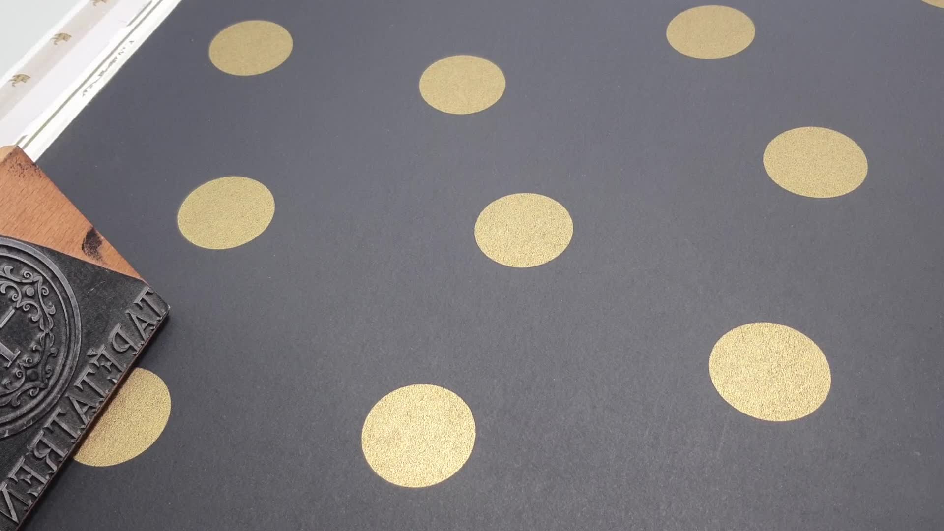 Fekete alapon arany pöttyös gyerek design tapéta 