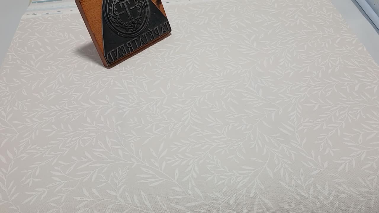 Bézs tapéta apró leveles mintával vinyl mosható