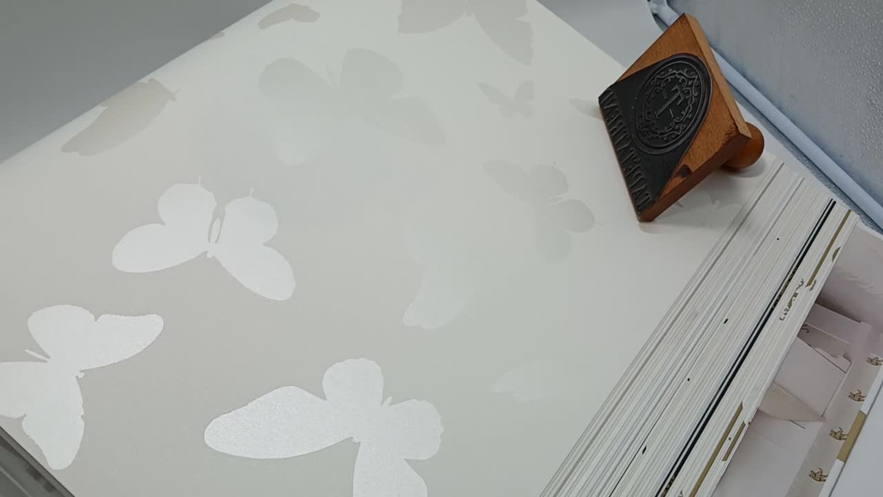 Gyerek design tapéta fehér alapon gyöngyház lepke mintával