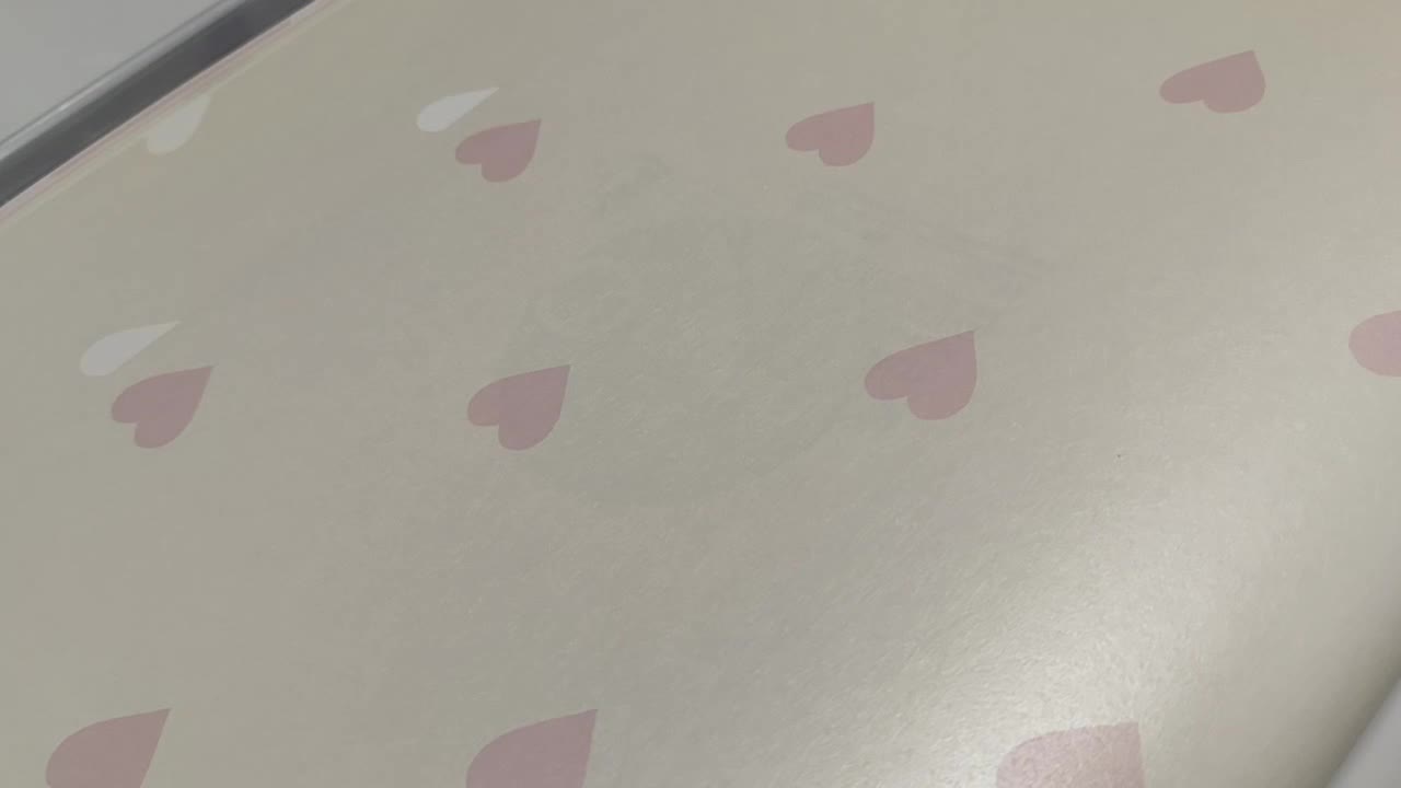 Gyerek design tapéta gyöngyház alapon rózsaszín szivecske mintával