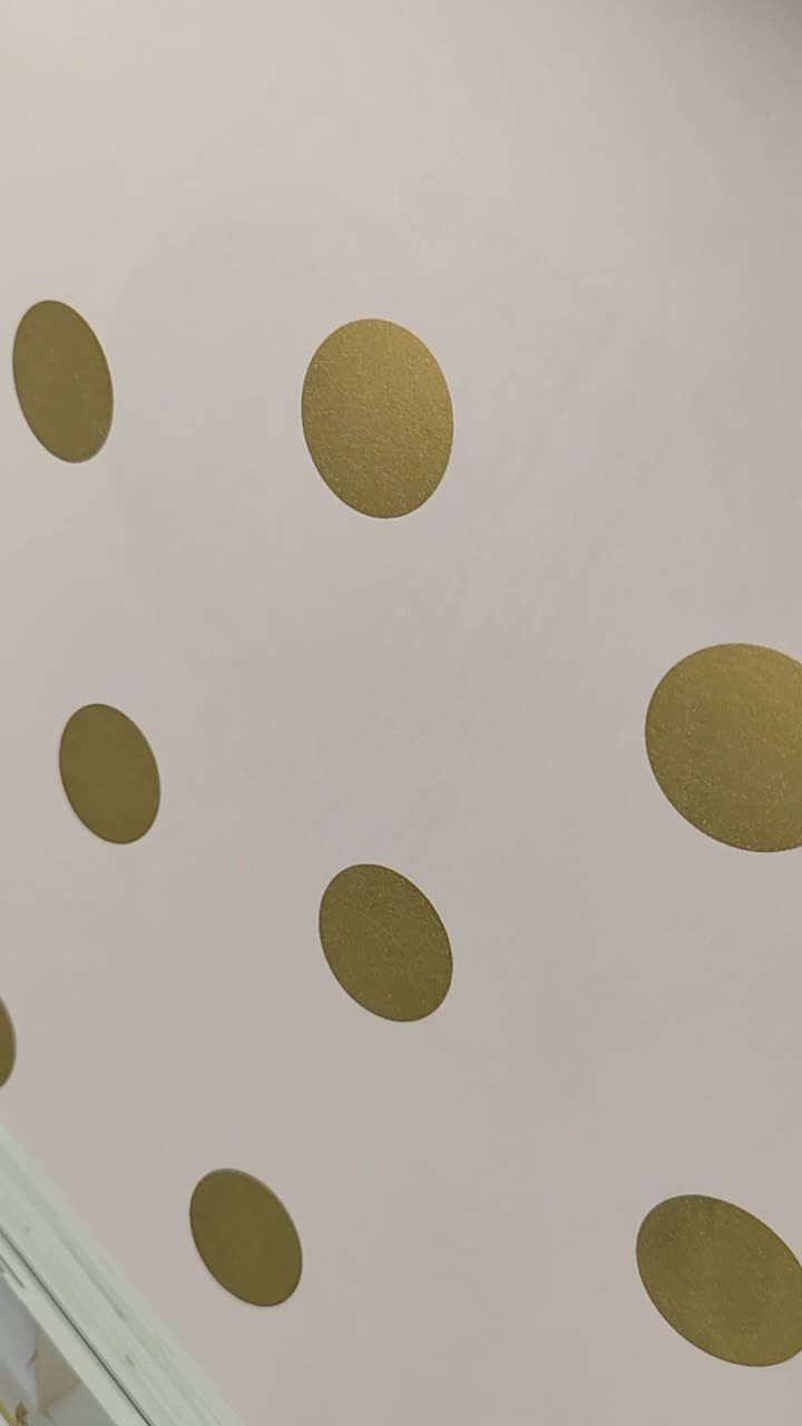 Rózsaszín alapon arany pöttyös gyerek design tapéta