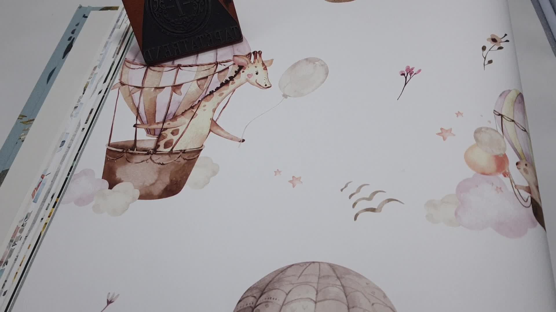 Zsiráf, nyuszi és madár léggömb mintás gyerek design tapéta