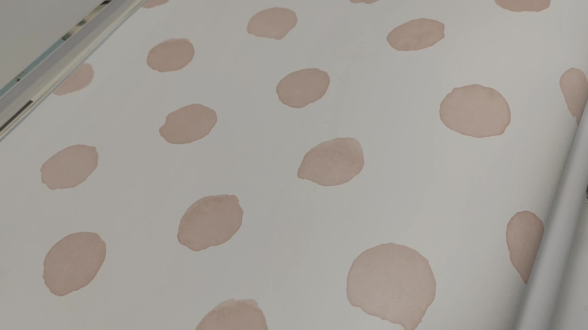 Gyerek design tapéta koptatott fehér alapon rózsaszínes pöttyökkel