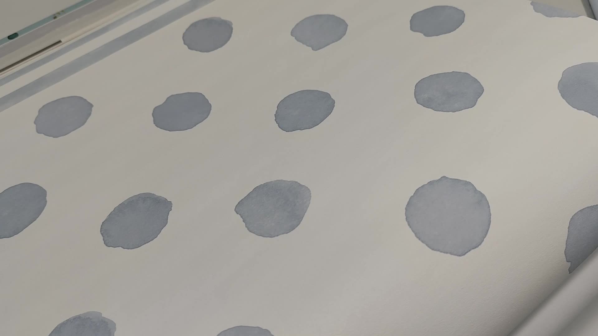 Gyerek design tapéta koptatott fehér alapon kékes pöttyökkel