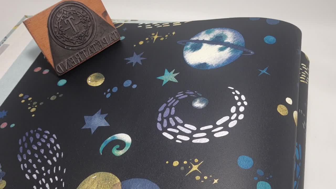 Gyerek design tapéta világos sötét kék alapon bolygó és égitest mintával