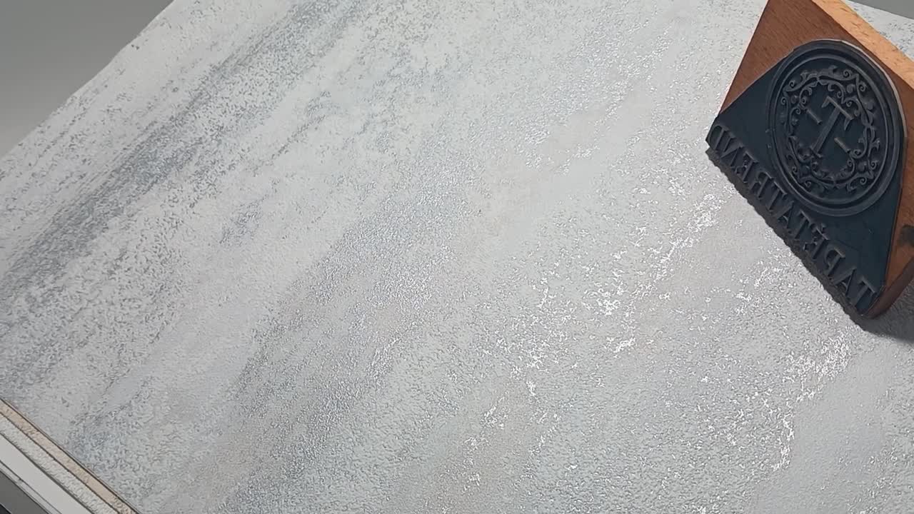 Tapéta szürke ezüst absztrakt koptatott mintával