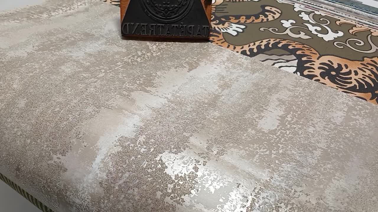 Üveggyöngy borítású koptatott struktúrált design tapéta beige és ezüstös színekben