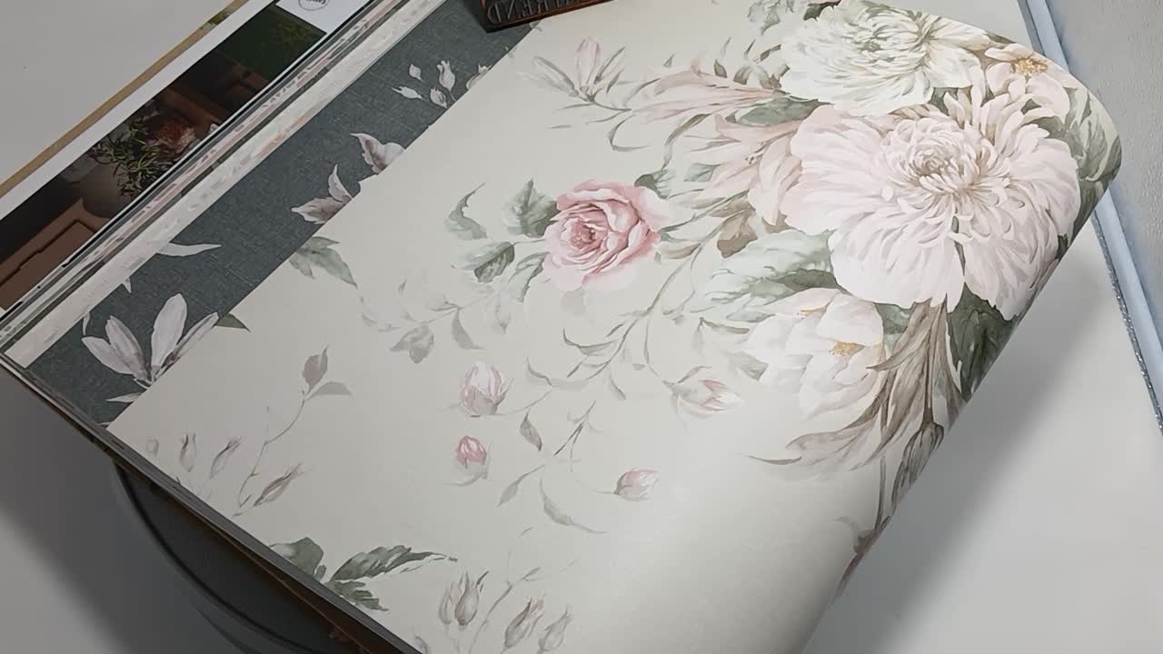 Skandi design tapéta nagy virág mintával pasztel színekben