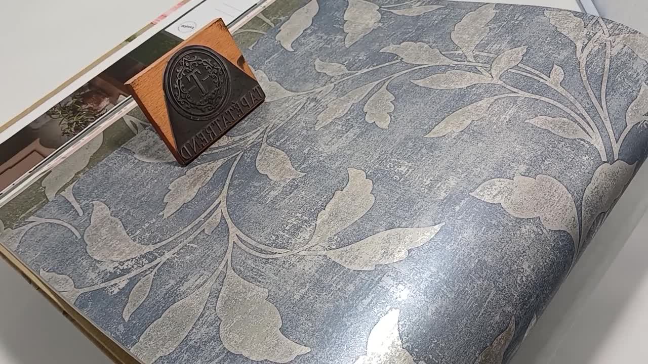 Levélmintás kék és ezüstös vlies design tapéta skandináv stílusban