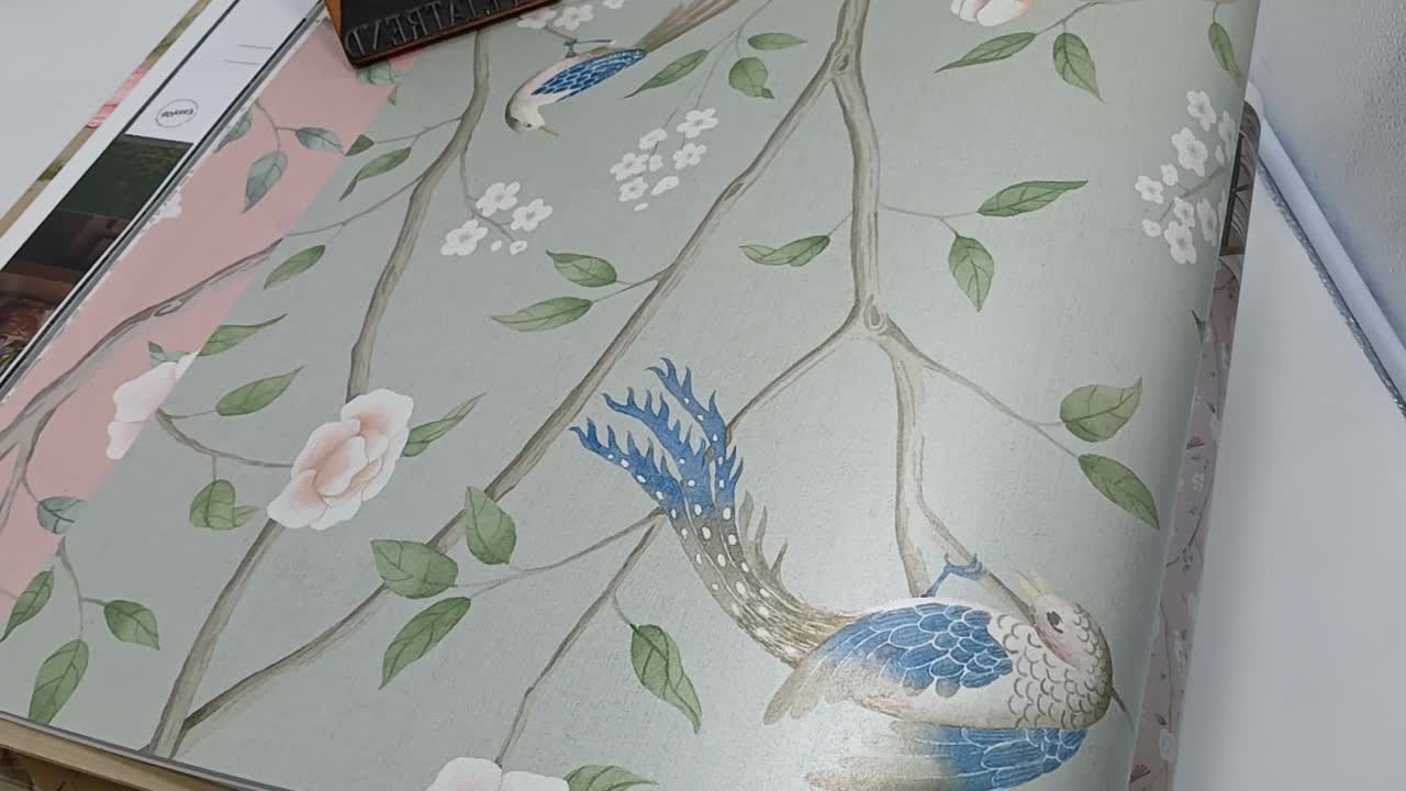 Zöldes alapon skandi stílusú fa, virág és madár mintás design tapéta