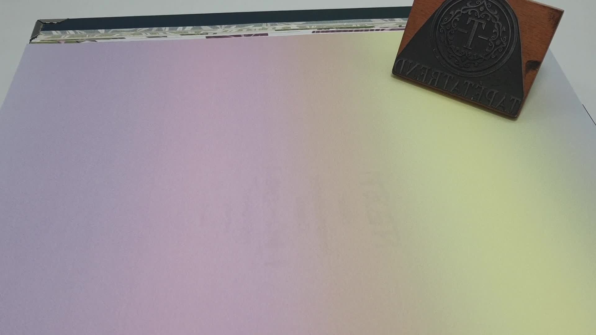 Színes szívárványos színátmenet mintás lány gyerek tapéta