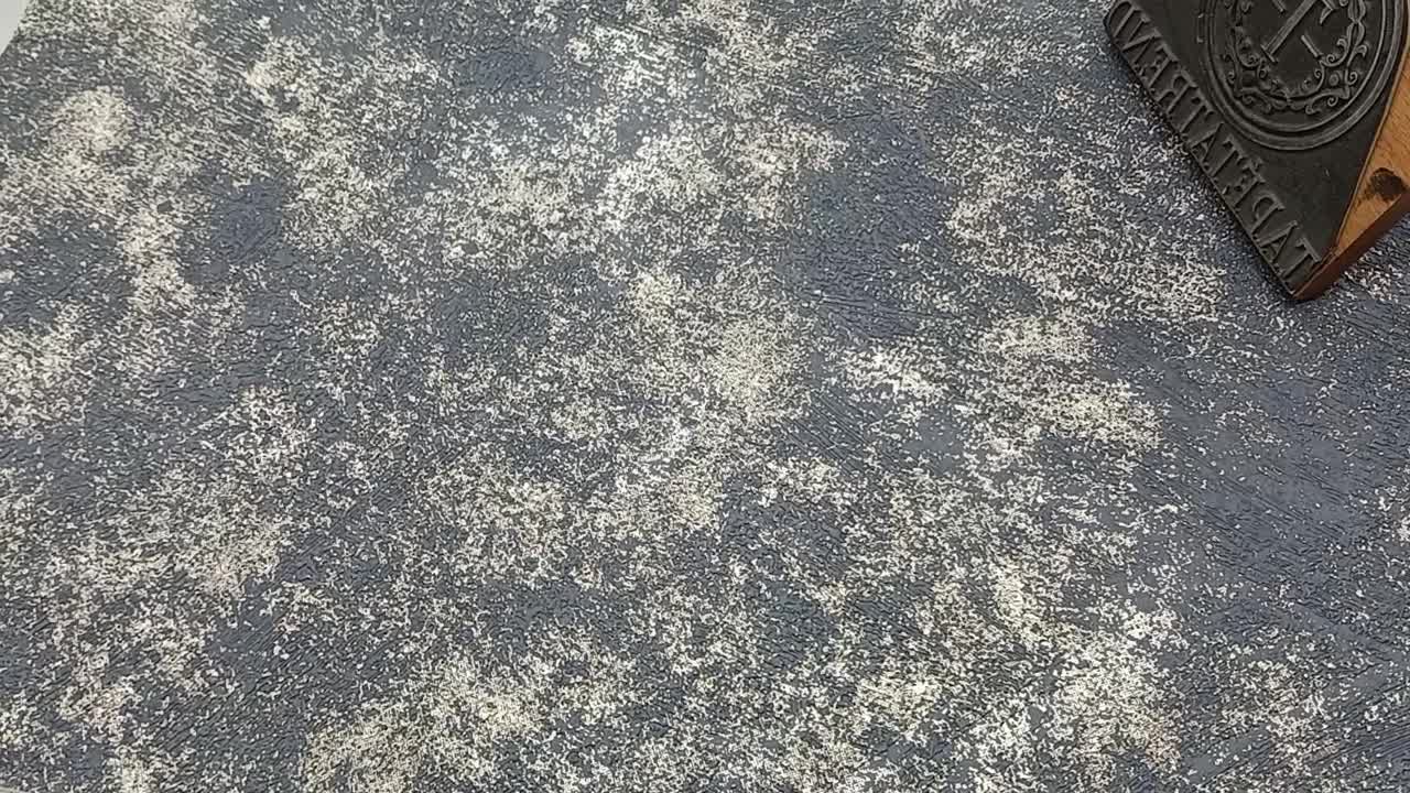 Loft stílusú koptatott beton hatasású fekete arany design tapéta