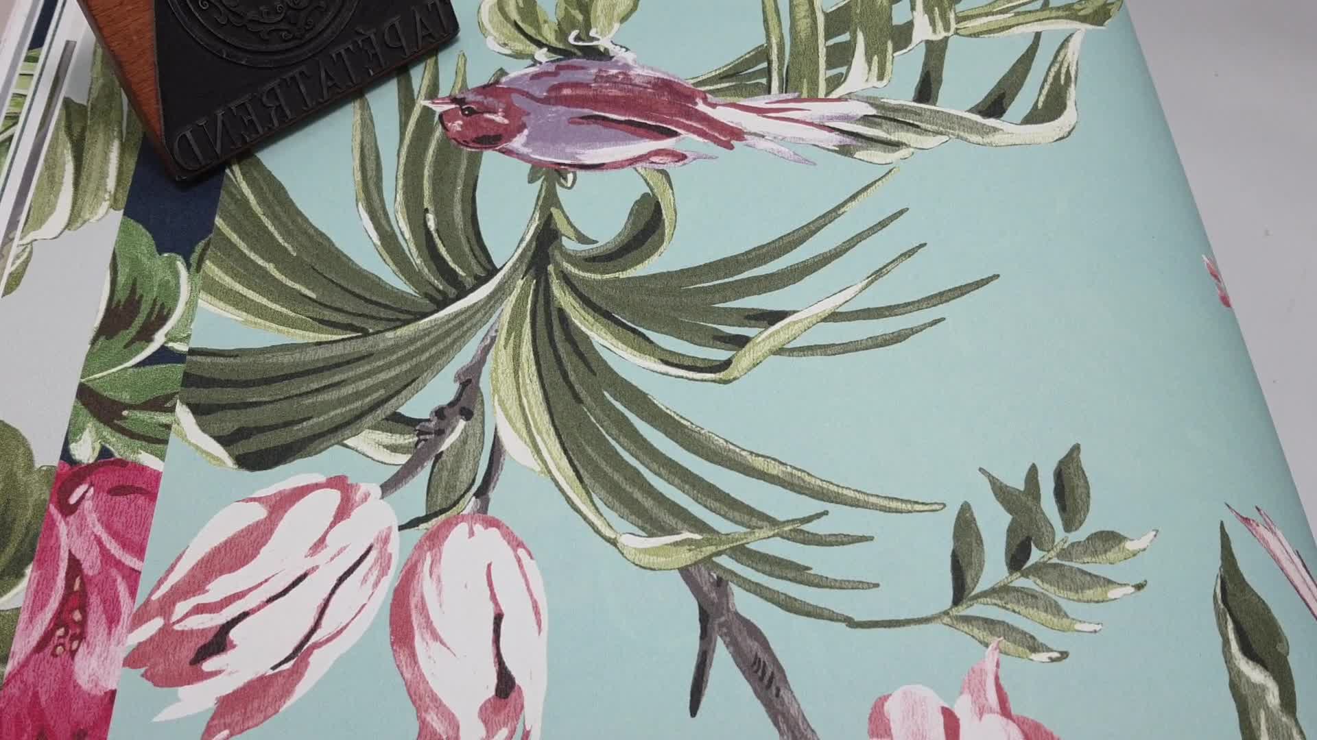 Halványkék tapéta romantikus madár virág mintával