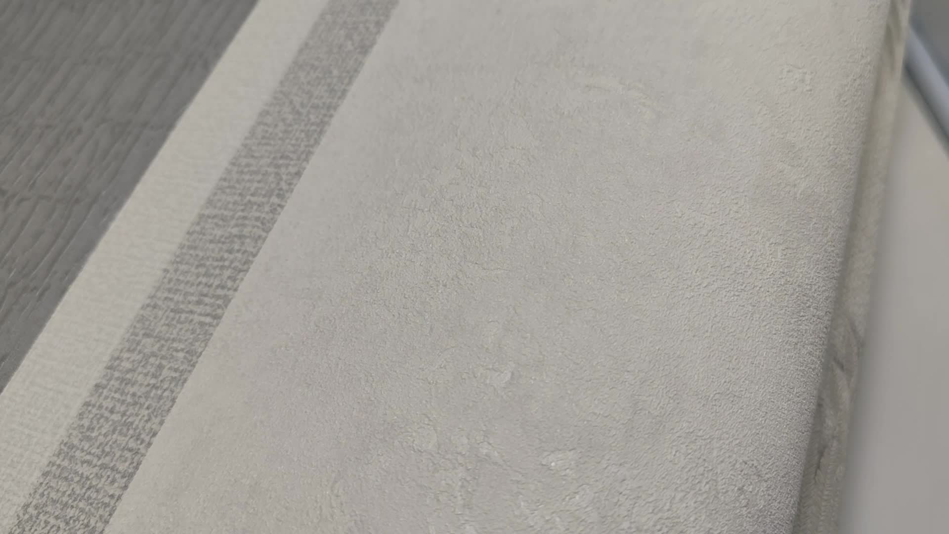 Törtfehér vinyl tapéta nyers struktúrált mintával