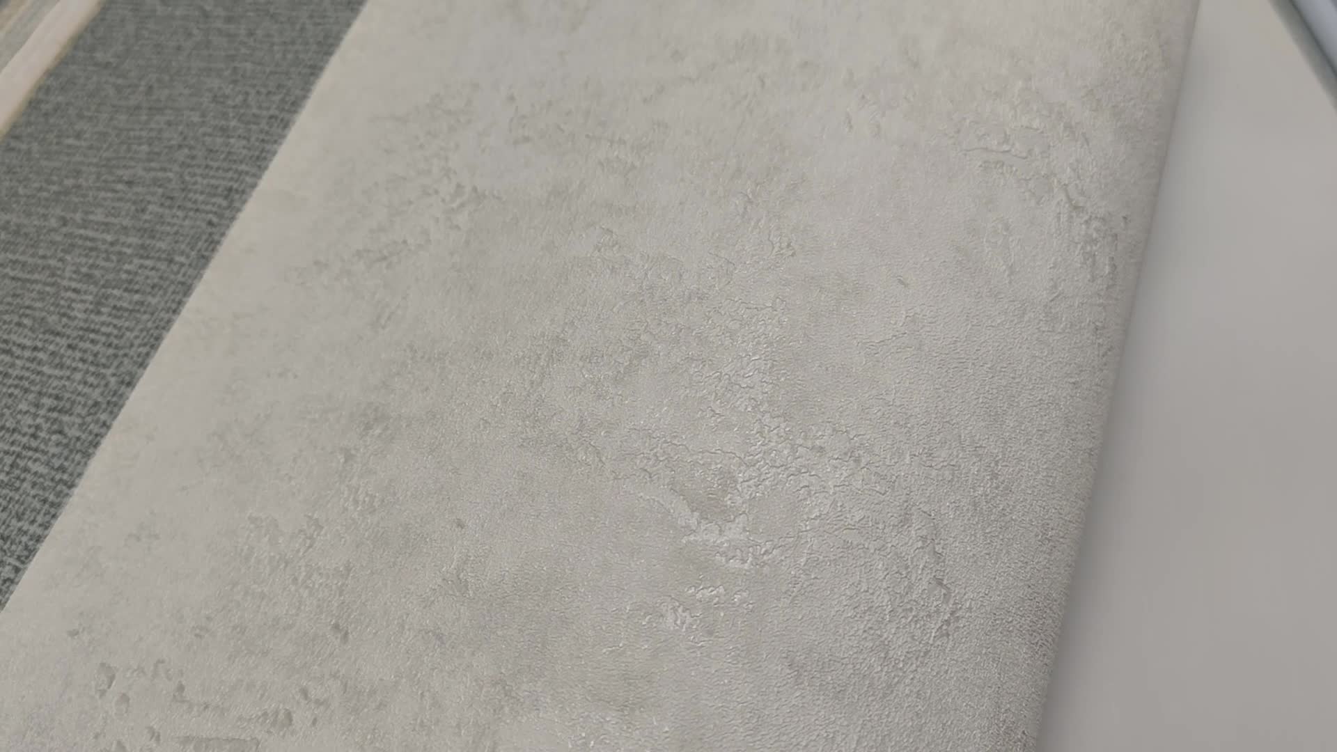 Halványszürke vinyl tapéta vakolat hatású mintával