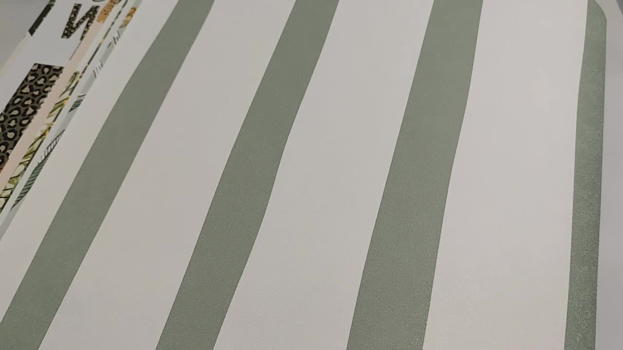 Zöld csíkos mintás vinyl tapéta szabálytalan csíkos mintával