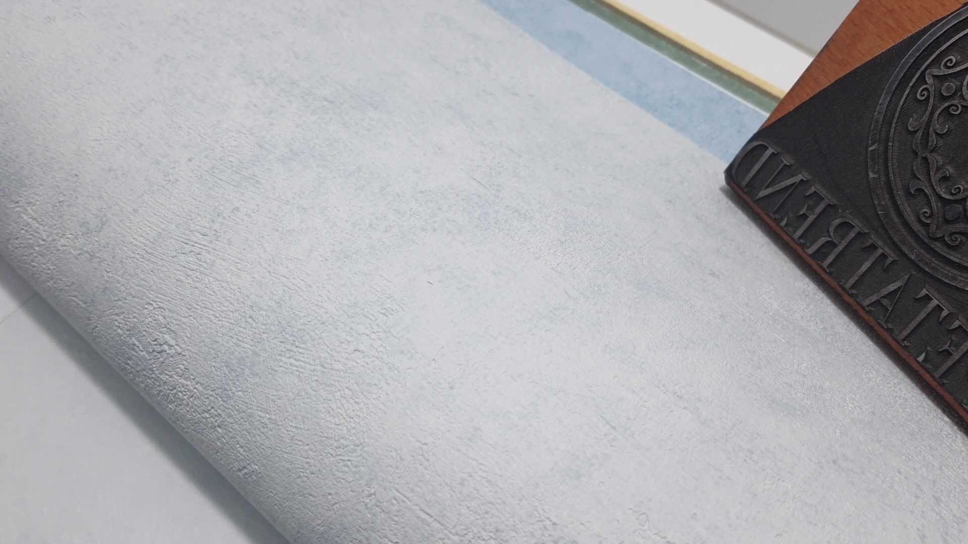 Enyhén kékes betonhatású vinyl design tapéta