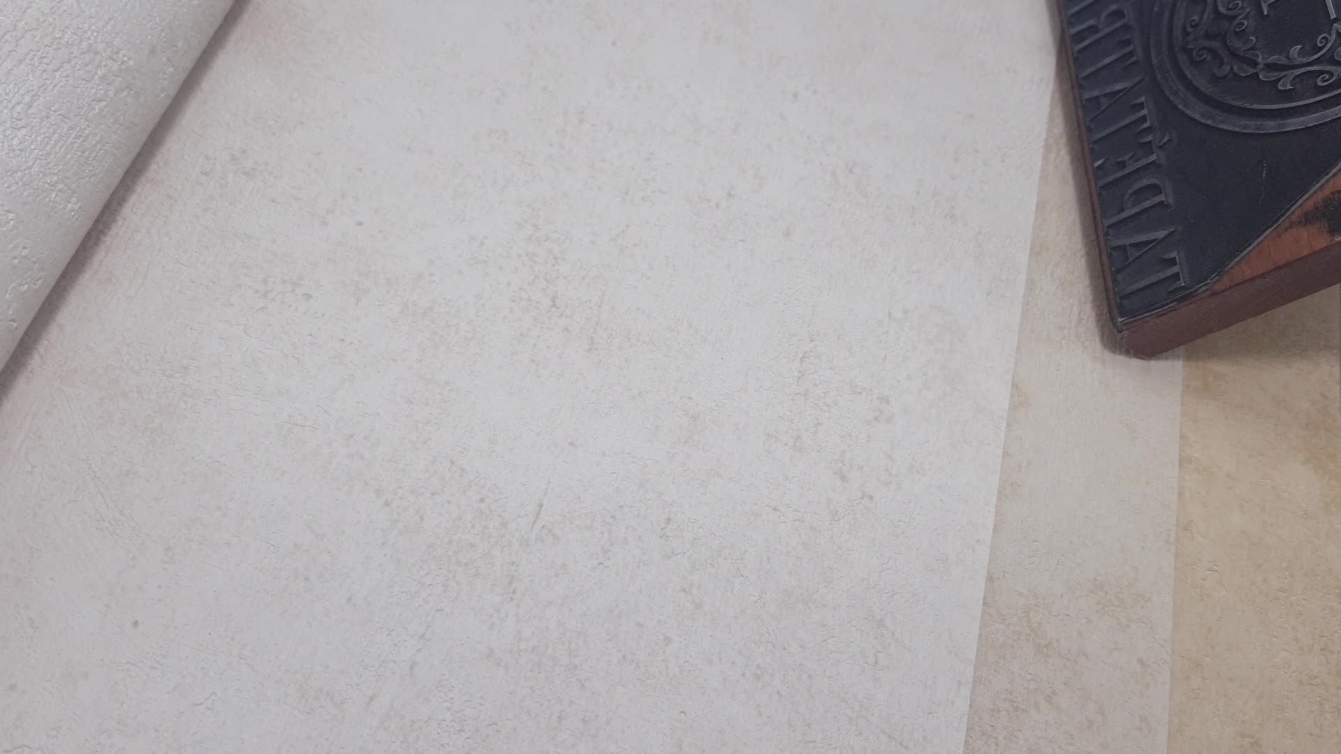 Loft stílusú struktúrált beton hatású enyhe krém színű gyöngyház fényű design tapéta