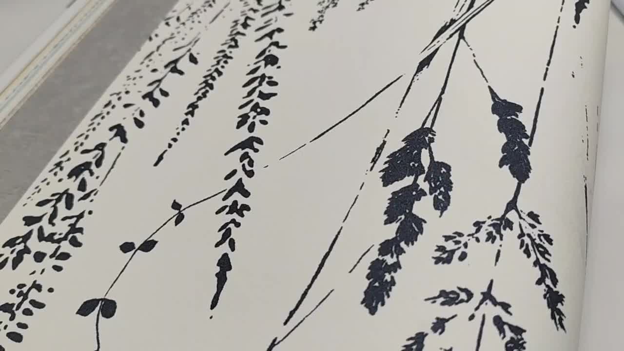 Fekete fehér tapéta mezei virág mintával