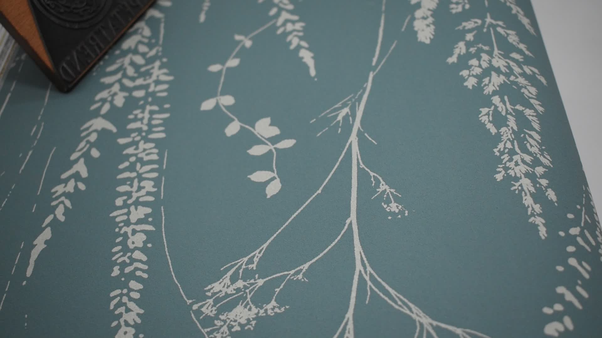 Zöldeskék dekor tapéta mezei virágos mintával