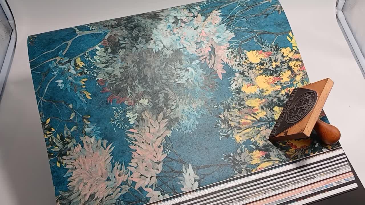 Zöldes és sárga fa és levél minta türkiz háttérel mintás akvarell design tapéta