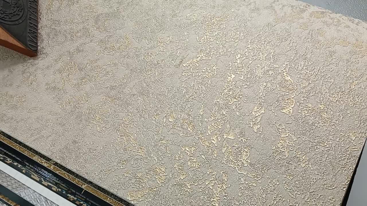 Roberto Cavalli design tapéta bézs alapon arany struktúrált mintával 106cm