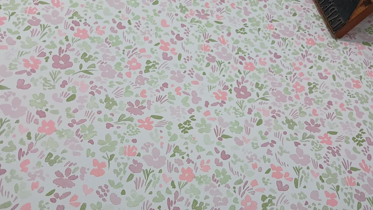 Tapéta lányszobába apró rózsaszín zöld virágos mintával