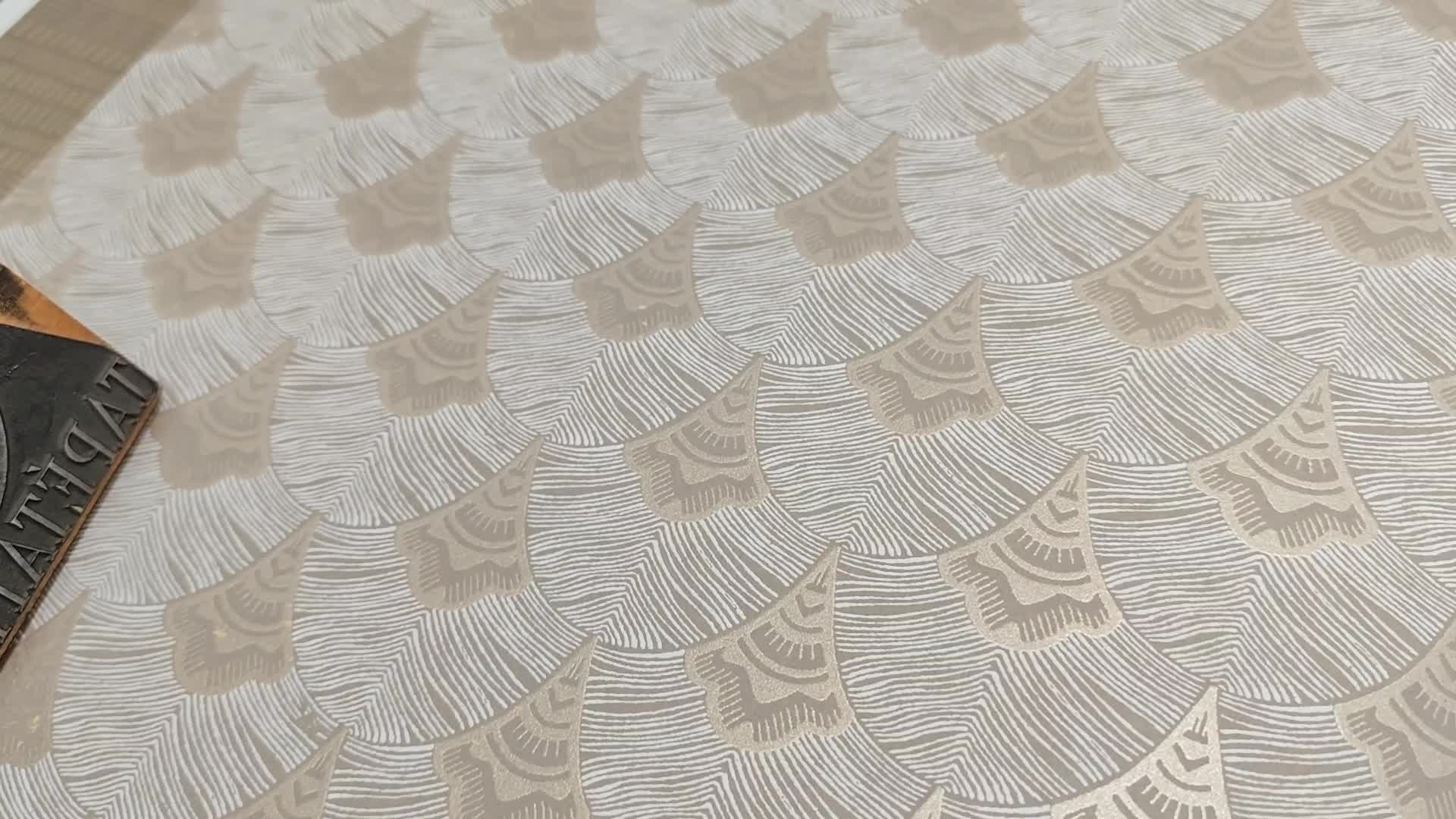 Szürkés beige geometria és hullám mintás casamance design tapéta