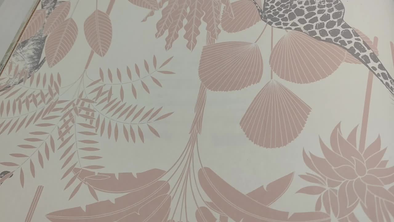 Rózsaszín gyerektapéta afrikai mintával elefont zsirág papagáj