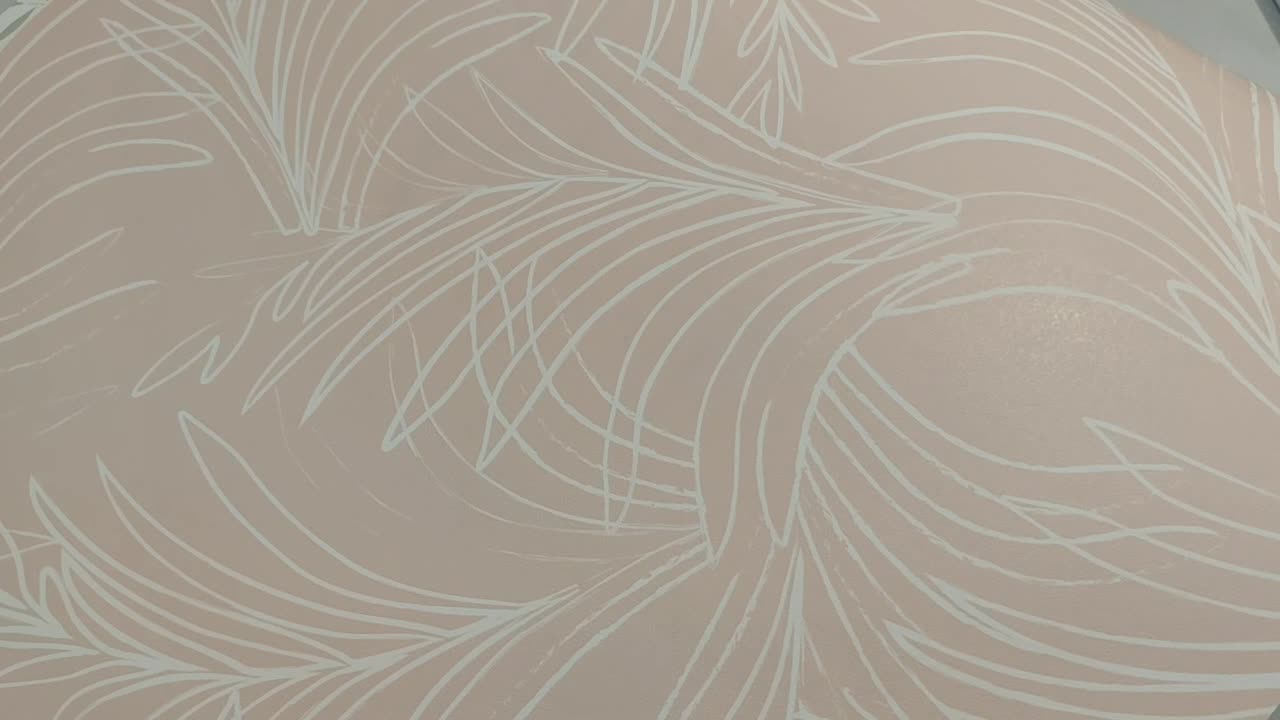 Rózsaszín tapéta finom leveles mintával