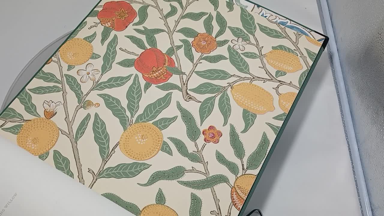 Klasszikus angol tapéta gyümölcs és levél mintával Morris&co