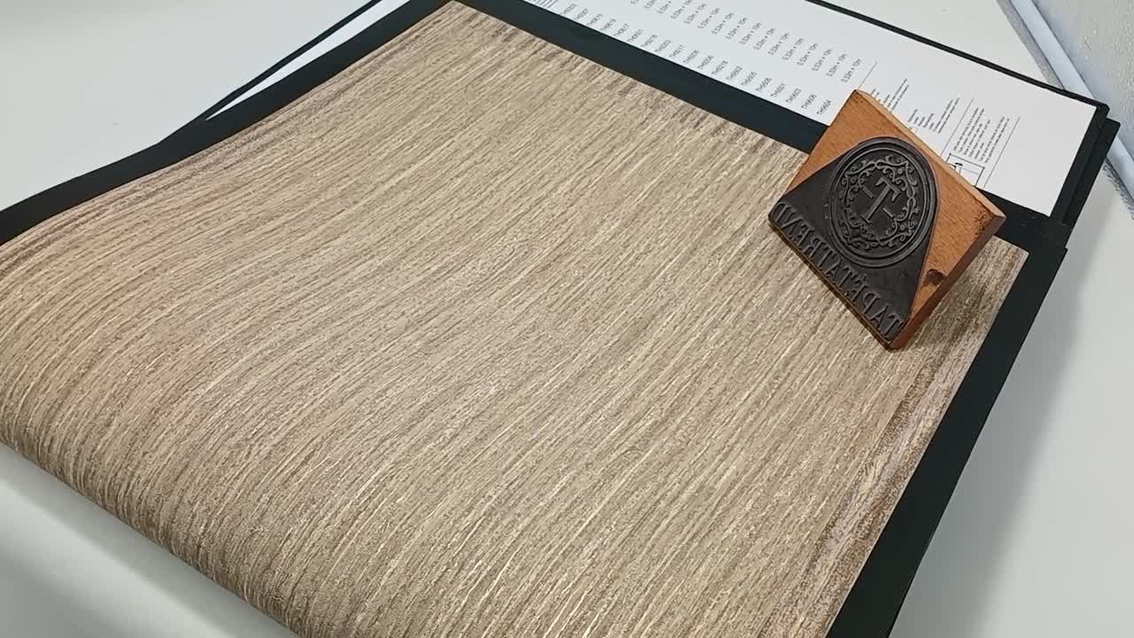 Világos barnás alapon struktúrált arany erezet mintás design tapéta