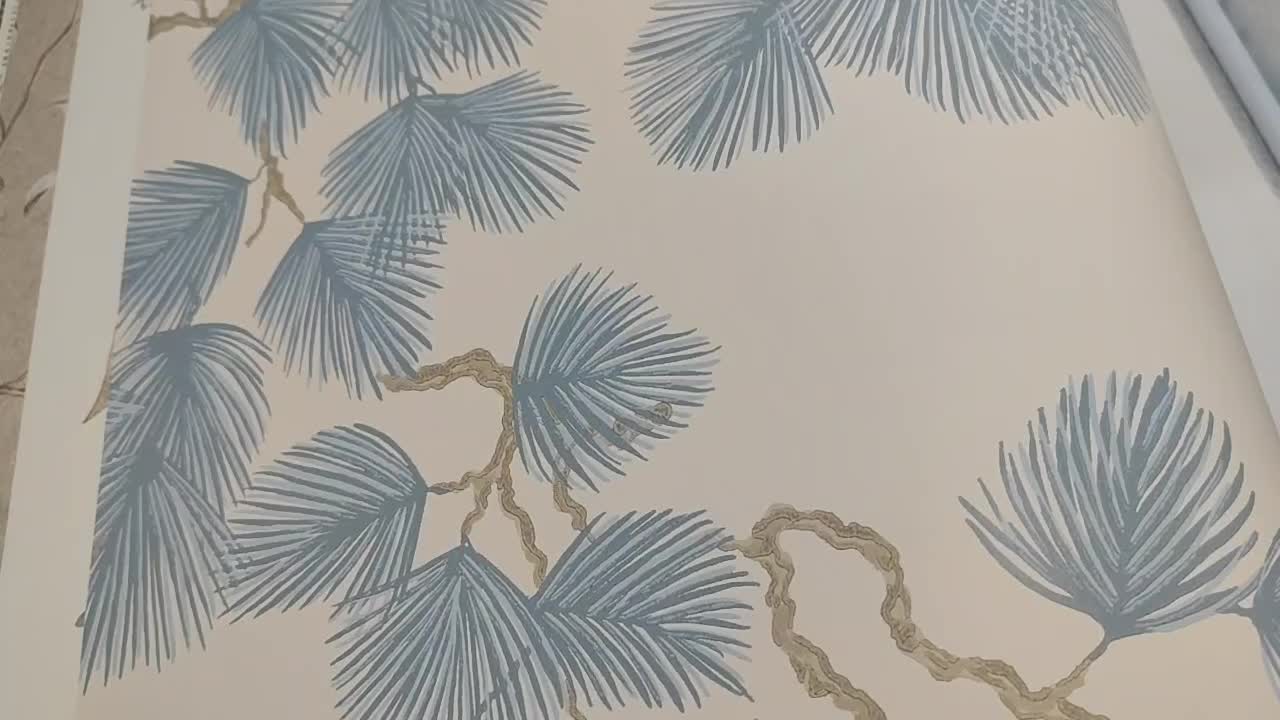 Design tapéta fenyő levél mintával kék színeben, Pine Misty Blue